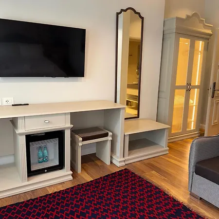 Hani I Gjelit Hotel, מלון 5*