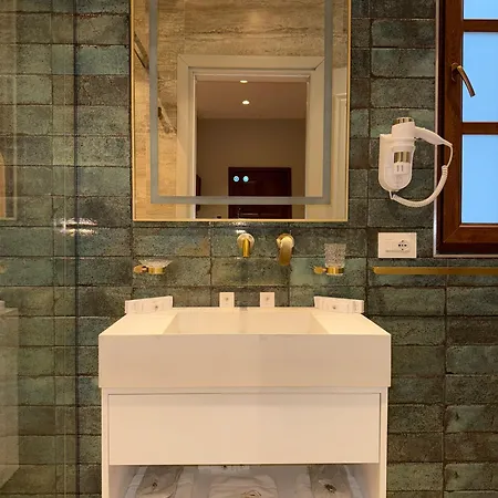 מלון Hani I Gjelit Hotel, 5*