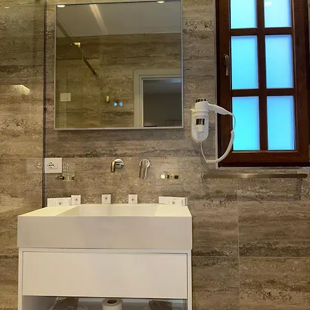 Hani I Gjelit Hotel, Hotel Korce