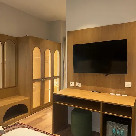 Hani I Gjelit Hotel, Hotell
